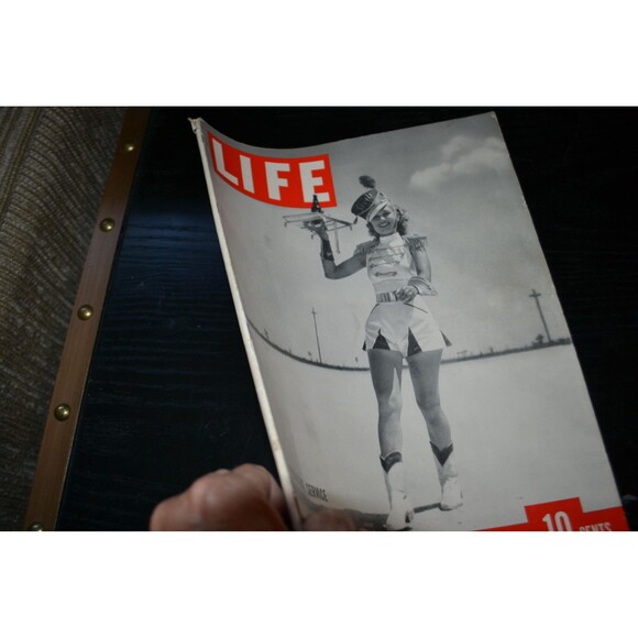Vintage Life Magazine February 26, 1940 Roadside Car Hop - Picture 4 of 6